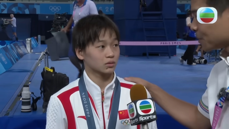 全紅嬋答不上問(wèn)題時(shí)，何沖輕拍全紅嬋的膊頭，以示鼓勵(lì)。