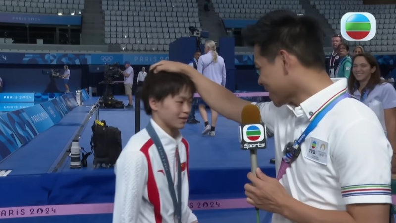 全紅嬋起初有點(diǎn)緊張，結(jié)束訪(fǎng)問(wèn)后，何沖又摸摸小師妹的頭讓她放松。