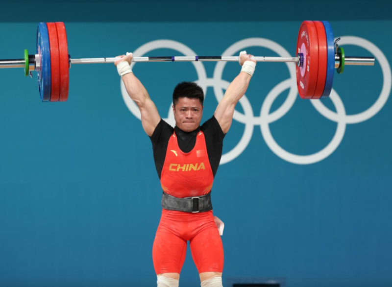 李發(fā)彬衛(wèi)冕舉重男子61公斤級(jí)賽事。新華社