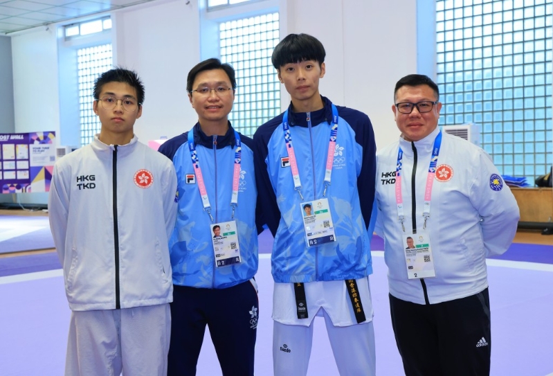 跆拳道團(tuán)隊包括教練黃家榮（左二）及奧運(yùn)選手盧蔚豐（右二）