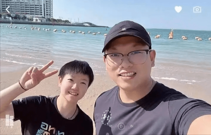 孫穎莎因?yàn)闀癯雠c體能教練翔哥在海邊的合照，傳出緋聞。