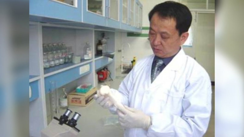 4000具尸體被盜賣(mài)拆骨案中的操控者李寶興，是一名解剖專(zhuān)家。