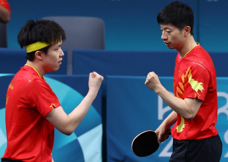 王楚欽伙拍馬龍打第1場雙打，與瑞典的卡爾貝格、卡臣組合激戰(zhàn)5局險(xiǎn)勝。路透社