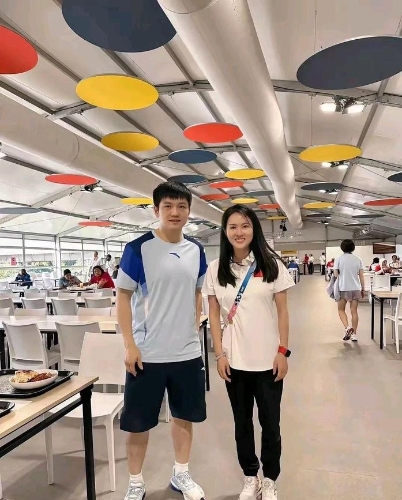 陳若琳樊振東兩位如此優(yōu)秀的運(yùn)動(dòng)員在食堂相遇并合影留念。