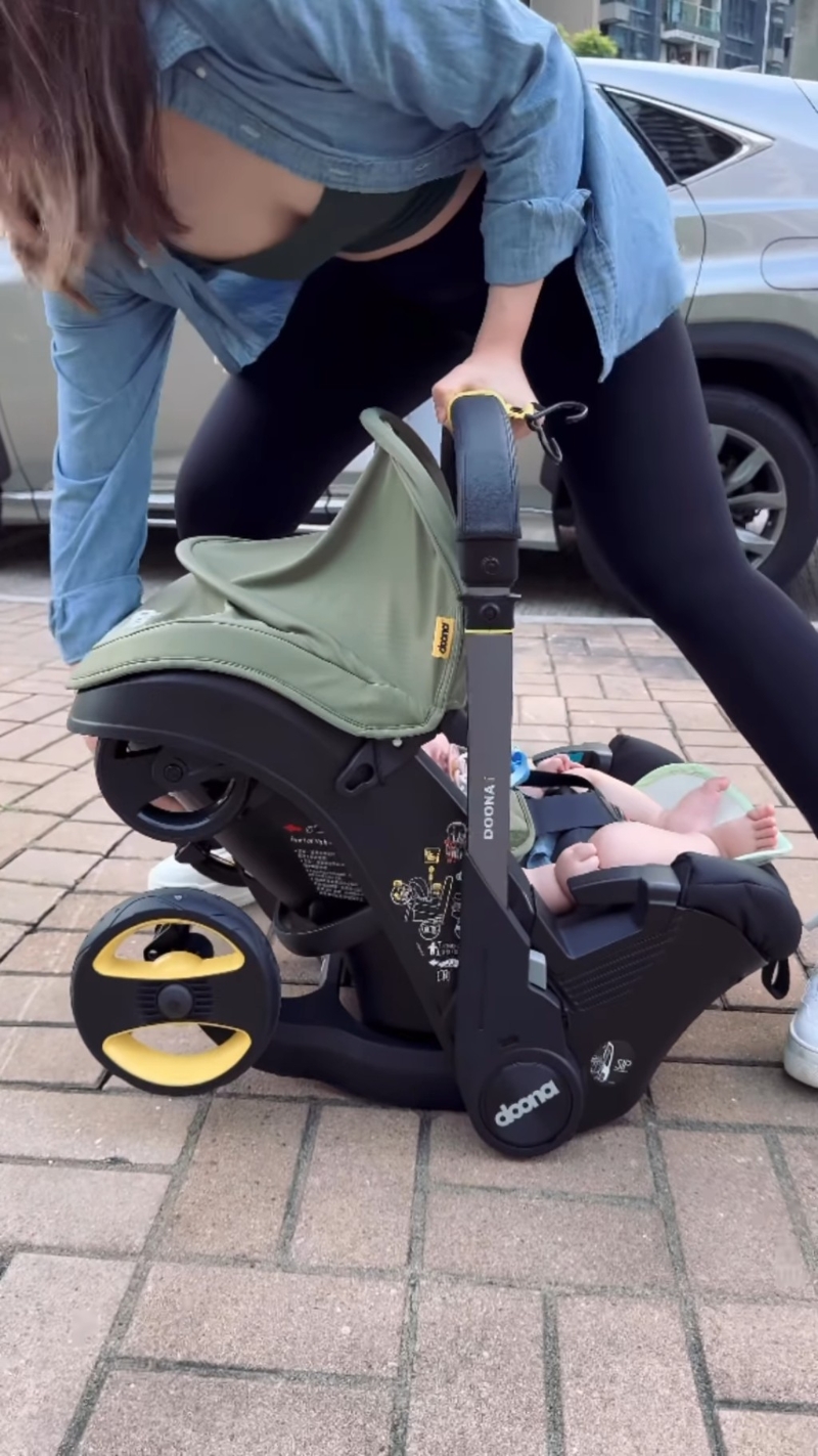 陳嘉慧倒奶開車。