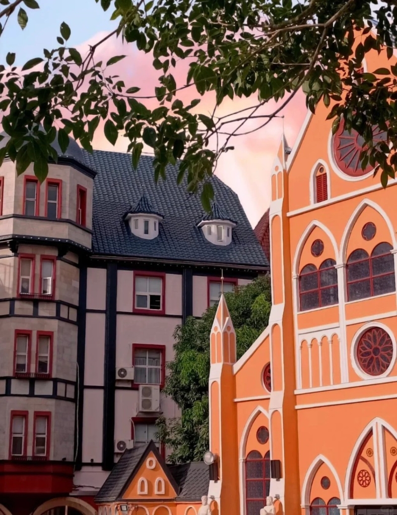 梅拉尼亞小鎮(zhèn)打卡位3. 歐陸風(fēng)教堂(圖片來(lái)源:小荷才露尖尖角@小紅書) 梅拉尼亞小鎮(zhèn)打卡位3. 歐陸風(fēng)教堂(圖片來(lái)源:小荷才露尖尖角@小紅書)