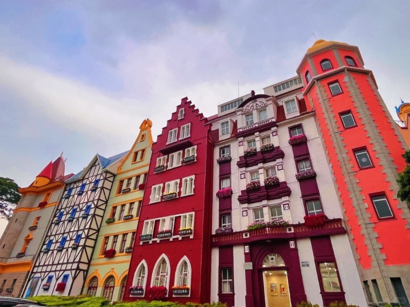 梅拉尼亞小鎮(zhèn)打卡位6. 彩色村莊(圖片來(lái)源:金閃閃@小紅書) 梅拉尼亞小鎮(zhèn)打卡位6. 彩色村莊(圖片來(lái)源:金閃閃@小紅書)