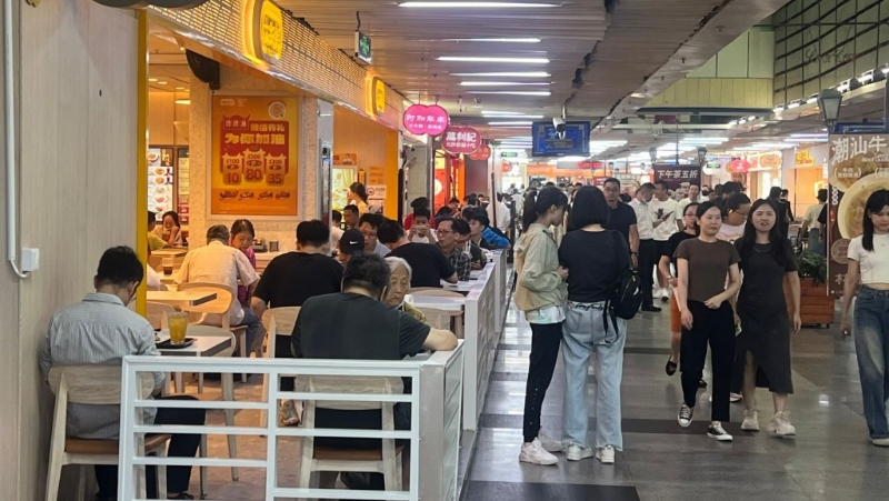 深圳商場內(nèi)，平價快餐店更受顧客歡迎。