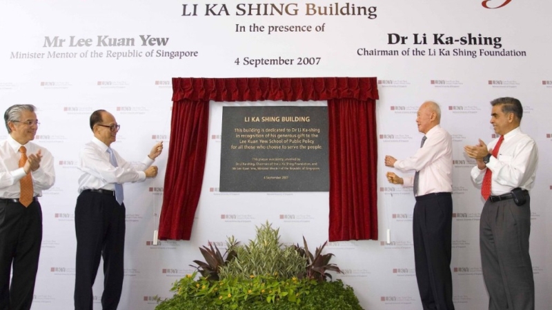 2007年，李嘉誠(chéng)與新加坡內(nèi)閣資政李光耀為李嘉誠(chéng)大樓主持開(kāi)幕儀式（左：新加坡國(guó)立大學(xué)校長(zhǎng)施春風(fēng)，右為李光耀公共政策學(xué)院院長(zhǎng)馬凱碩）（圖：李嘉誠(chéng)基金會(huì)）