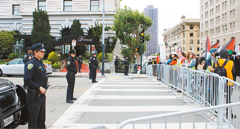 示威現(xiàn)場(chǎng)有大量警力維持治安。