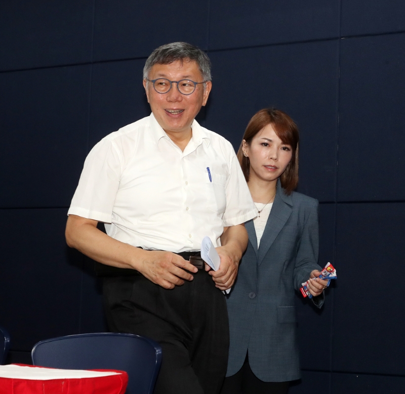 民眾黨主席柯文哲（左）、時任競總總干事黃珊珊、時任競總副總干事陳智菡（右）