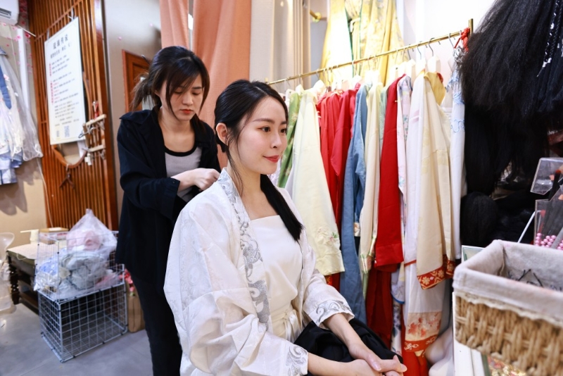 從選漢服到做簡單頭發(fā)造型需時約20分鐘