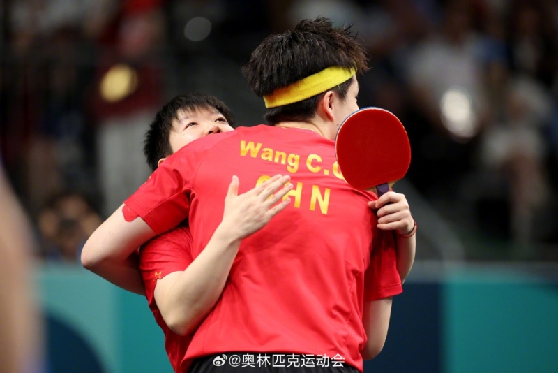 孫穎莎與拍檔王楚欽在乒乓混雙打出好成績(jī)，開(kāi)心抱抱。