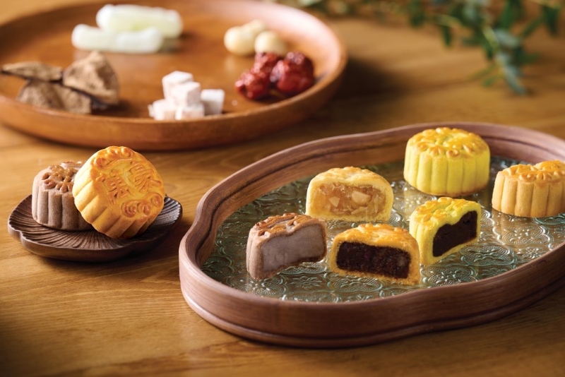 1.即焗四式迷你月餅，限量即焗，有夏果冬蓉、可可芋蓉、玫瑰金腿棗蓉及陳皮紅豆4款口味，新鮮熱辣。（$188 萬豪金殿）