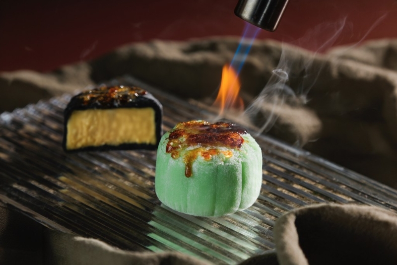 2.法式焦糖冰皮月餅，只限自取，即席用火槍燒焦冰皮表面，伴黑刺榴槤蓉及椰子蓉做餡料，外脆內(nèi)軟。（$998 半島精品店與咖啡廳）