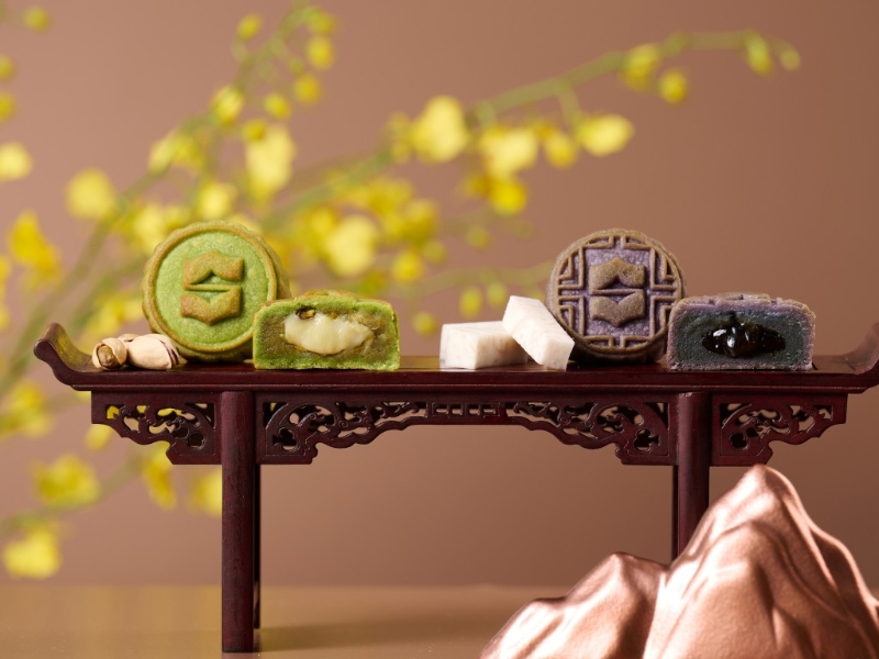 4.芋頭開心果麻糬月餅，香軟粉糯的麻糬分別配搭芳香的芋頭及酥脆的開心果，煙韌富嚼勁，層次鮮明。（$408 港島香格里拉酒店）