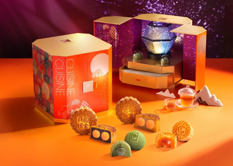 5.福滿星輝燈影禮盒，盒內(nèi)除有迷你桃山皮月餅、雙黃白蓮蓉月餅和流心奶皇迷你月餅外，還有新的茅臺酒心月餅。（$588 國金軒）