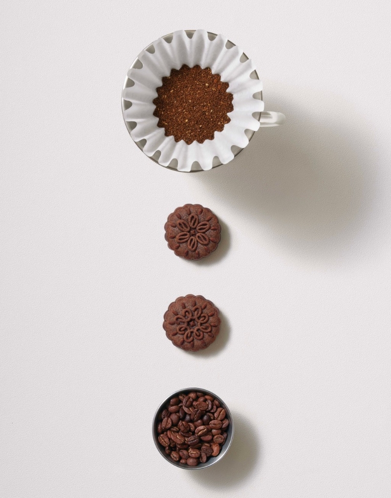 6.奇華xNOC咖啡奶皇月餅禮盒，備有軟心咖啡奶皇月、軟心紅桑子奶皇月，以及NOC特調(diào)的掛耳咖啡包，咖啡粉絲一定喜歡。（$268 奇華月餅）