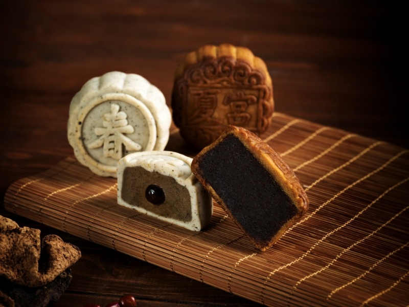 7.夏宮x春水堂月餅禮盒，6件裝禮盒，包括30年陳皮豆沙月餅及新的春水堂鐵觀音黑糖珍珠奶茶月餅，入口清新芳香。 （$408 港島香格里拉酒店）