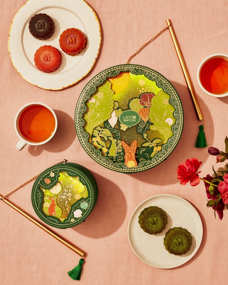 12.玉兔星影燈籠月餅禮盒，立體投影燈籠內(nèi)有伯爵茶、黑芝麻及熱情果3款奶黃月餅，燈籠造型相當應節(jié)。（$688 Lady M）