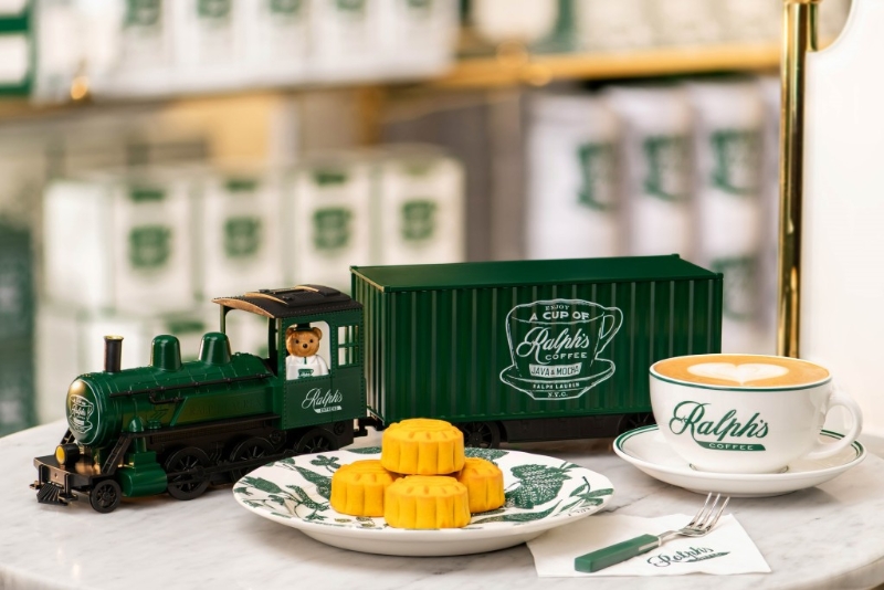13.立體火車月餅禮盒，經(jīng)典的蒸氣火車造工細致，加上香甜的流心奶黃及流心白蓮蓉月餅，送禮最得體。（$528 Ralph's Coffee）
