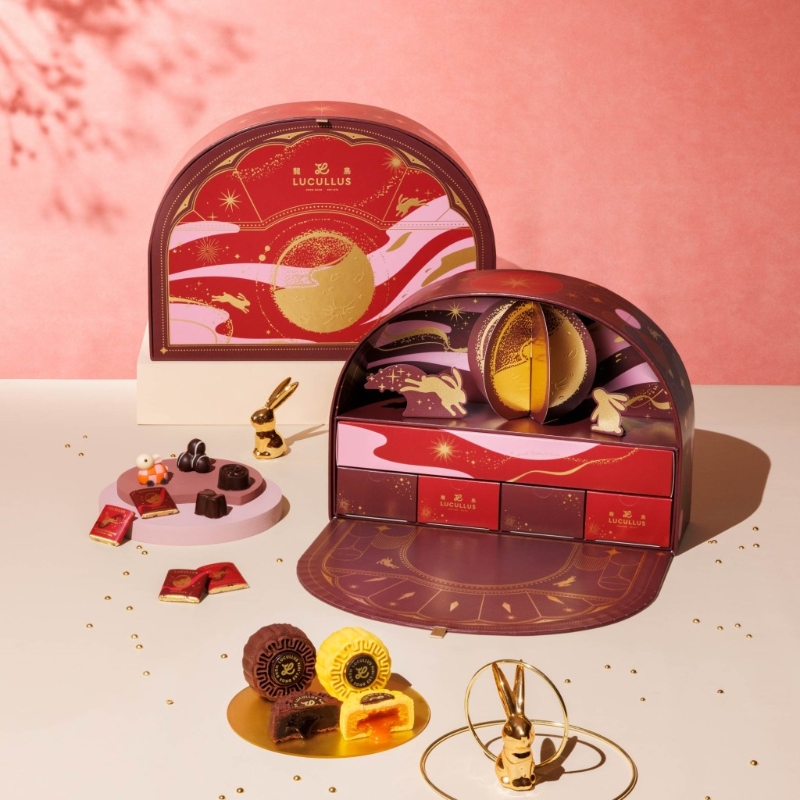 16.朗月中秋月餅禮盒，半圓拱形禮盒印上燙金的應節(jié)圖案，設(shè)計優(yōu)雅，內(nèi)有奶黃流心及朱古力流心月餅，以及多款手工朱古力。（$408 龍島）