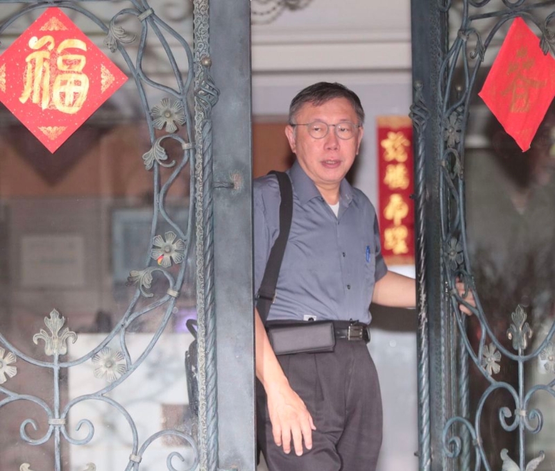 民眾黨主席柯文哲16日早上七點多出門并回應政治獻金案疑云。