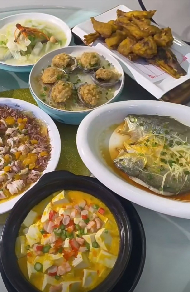 湛江特色美食2024｜4. 家園酒樓．何記安鋪雞 鮑魚海鮮套餐六位用￥278，包括湛江多款地道美食。（圖片來源：小紅書＠家園酒樓）