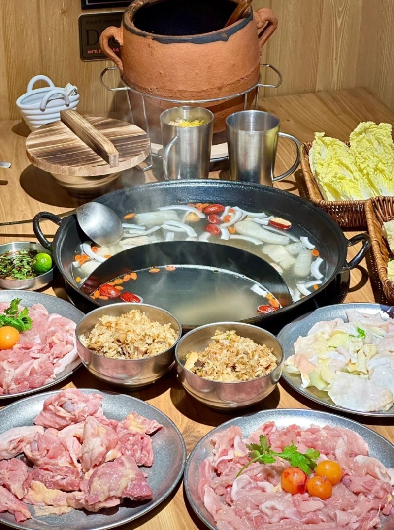 湛江美食2024｜3. 背雞離鄉(xiāng)老雞火鍋 大眾點(diǎn)評(píng)團(tuán)購二至三人套餐￥119，菜式豐富。（圖片來源：小紅書＠kathy小丸子）