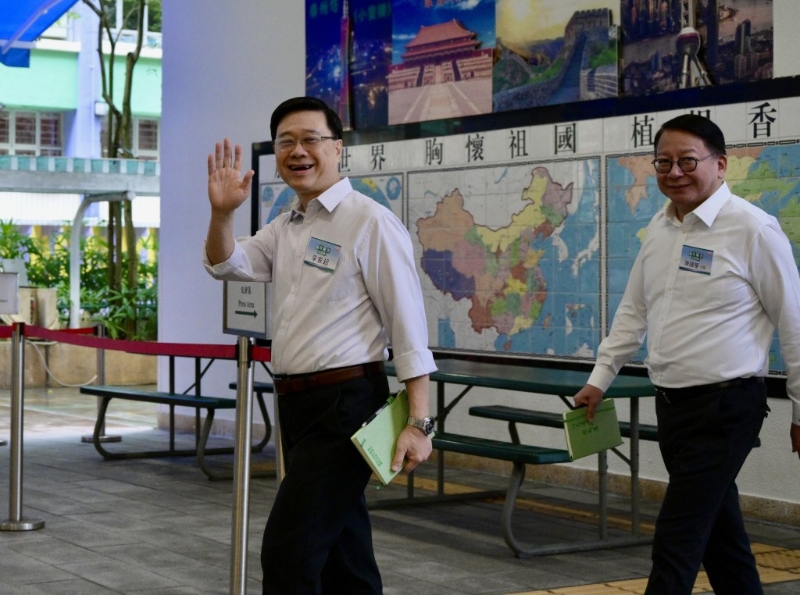 李家超到大埔出席地區(qū)咨詢會(huì)。