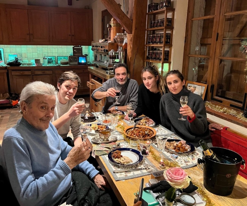 阿倫狄龍晚年與家人慶祝圣誕。