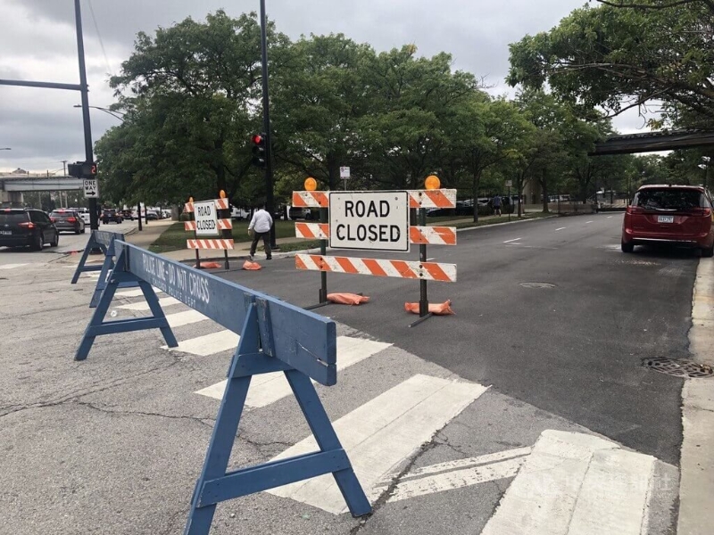 民主黨全代會(huì)主會(huì)場(chǎng)聯(lián)合中心周圍大范圍封路，距離2至3個(gè)路口外豎立安全圍籬。 中央社