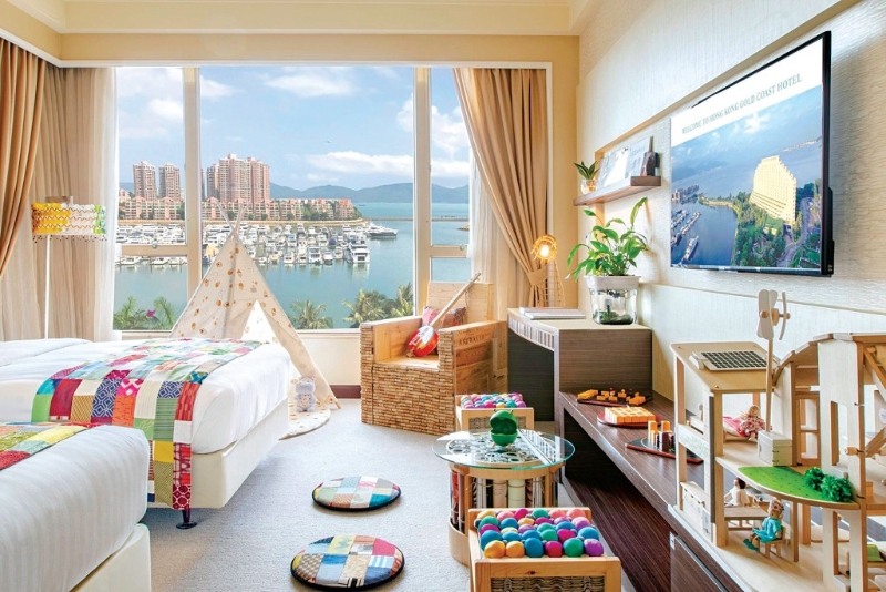 香港黃金海岸酒店的綠色升級再造客房選用了多項手工再造藝術(shù)品，包括由葡萄酒木箱及軟木塞制成的扶手座椅、由廢棄塑料瓶再制的主題墻裝飾，以及由雜志和雞蛋紙盒再造的咖啡桌椅等。