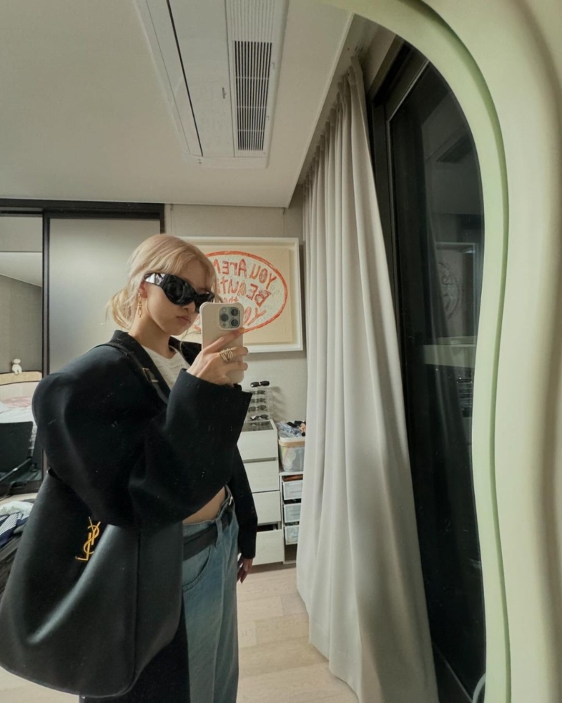 BLACKPINK成員Rosé以Saint Laurent的黑色LE 5 à 7 Supple系列 Hobo單肩手袋，配襯中性型格衣著。 （圖：IG@roses_are_rosie）
