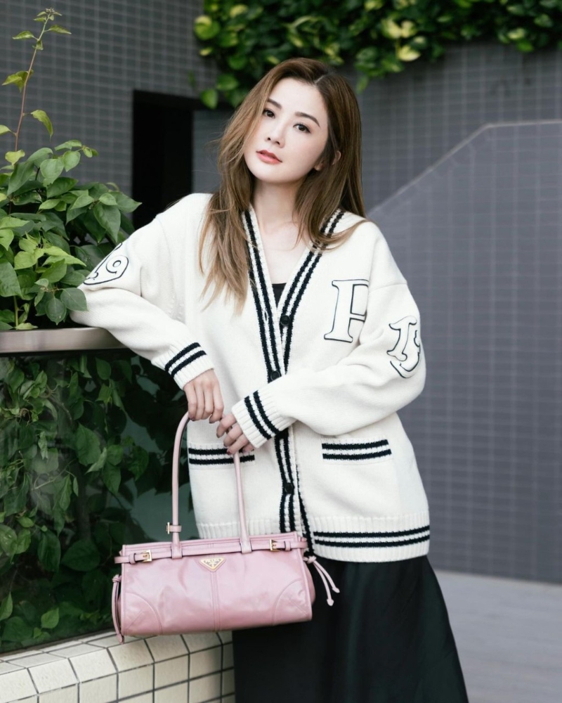 本地女星蔡卓妍手中的是Prada皮腰帶綴飾粉紅色手袋，散發(fā)女性魅力。 （圖： IG@choisaaaa）
