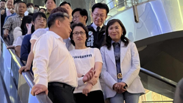 林宜瑾陪蕭美琴看紀(jì)錄片 林宜瑾陪蕭美琴看紀(jì)錄片