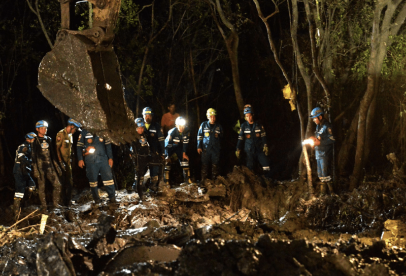 泰國(guó)當(dāng)局出動(dòng)挖泥機(jī)在墜機(jī)現(xiàn)場(chǎng)挖掘。