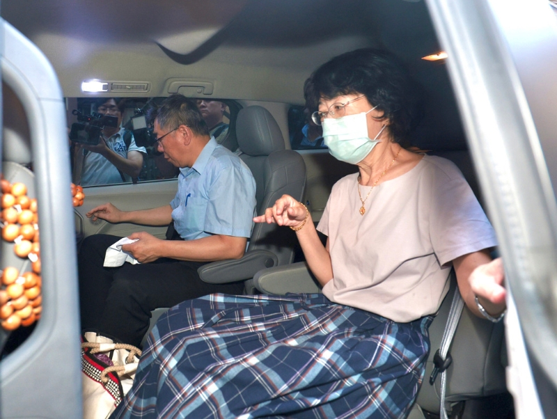 民眾黨主席柯文哲日前和夫人陳佩琪一起出門。