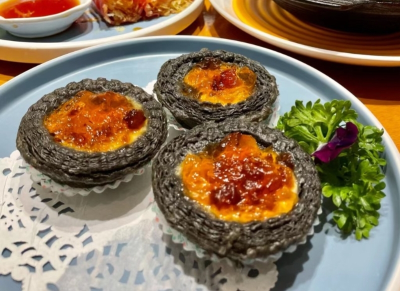 蝦餃妹竹炭桃膠蛋撻賣相吸睛，打卡必吃美食。