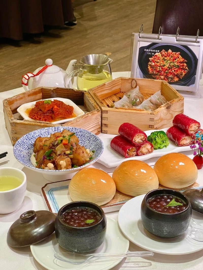 寶園酒家中式裝修，長者都喜歡在這種傳統(tǒng)粵式茶樓嘆茶吃美食，店中點(diǎn)心都是手工現(xiàn)做，而且有很多創(chuàng)新食品。