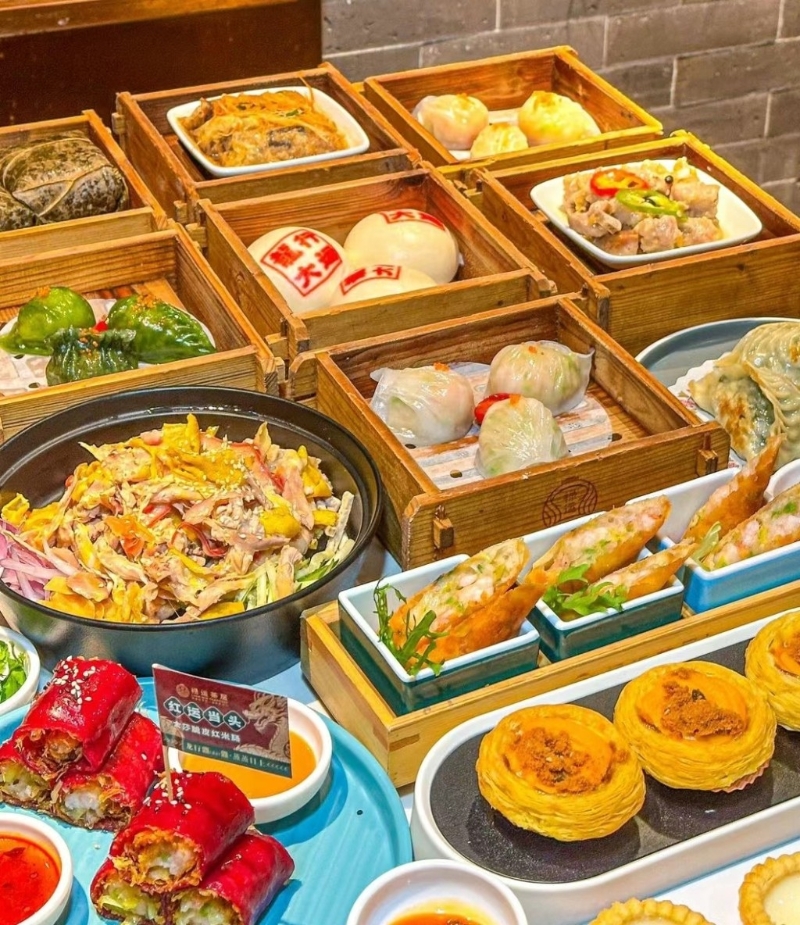 祿運(yùn)茶居開在網(wǎng)紅小區(qū)的這間祿運(yùn)茶居分店，室內(nèi)裝修懷舊，點(diǎn)心現(xiàn)做，全天都有點(diǎn)心供應(yīng)。