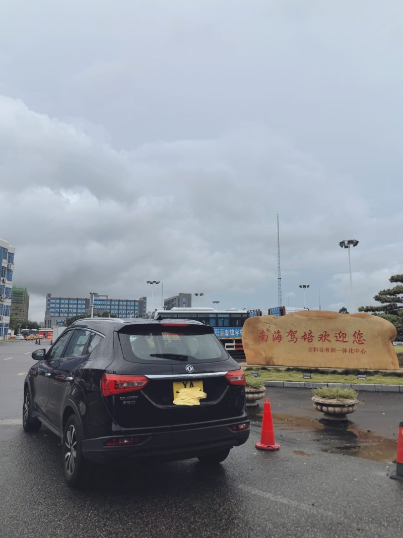 若要籠統(tǒng)地解說北上學(xué)車與在港考牌的分別，其實在消費上及時間上已有明顯差距。