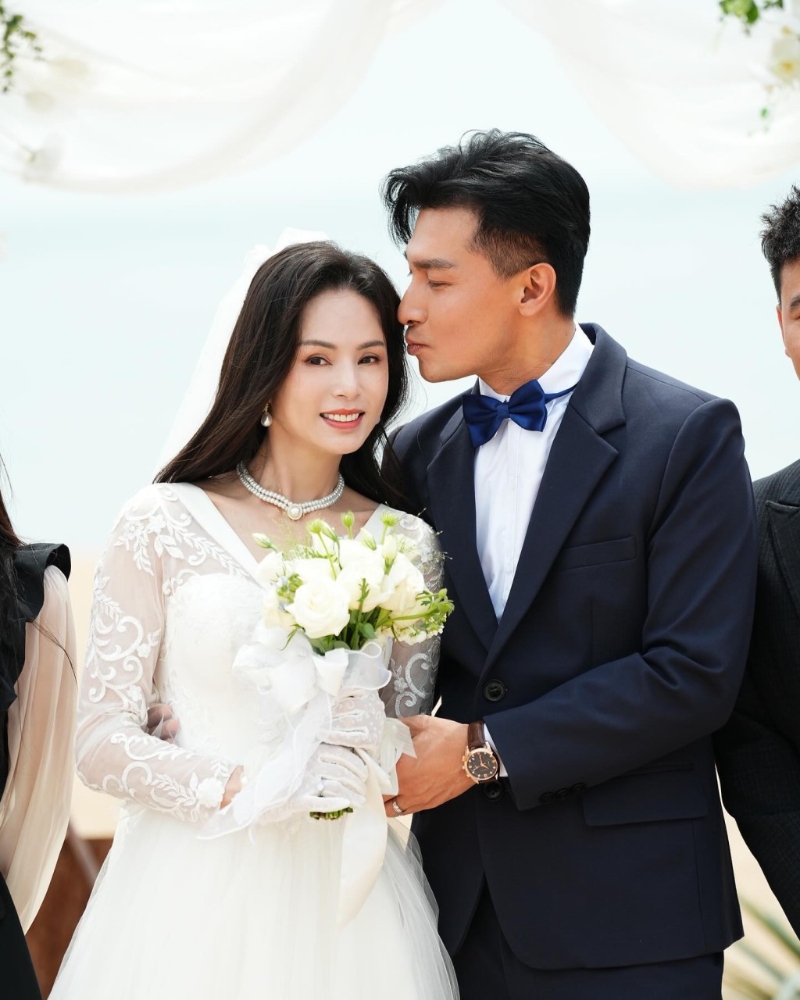 新郎更向李若彤獻(xiàn)吻！