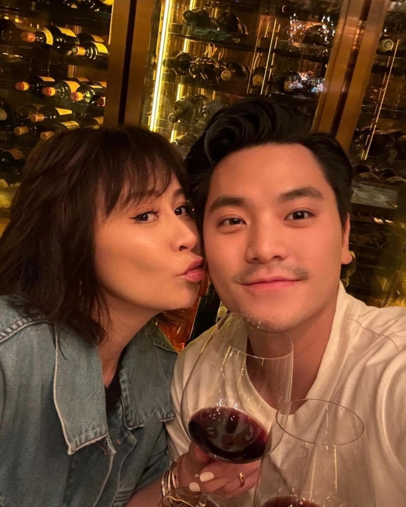 劉嘉玲主動嘟嘴親吻王令塵。