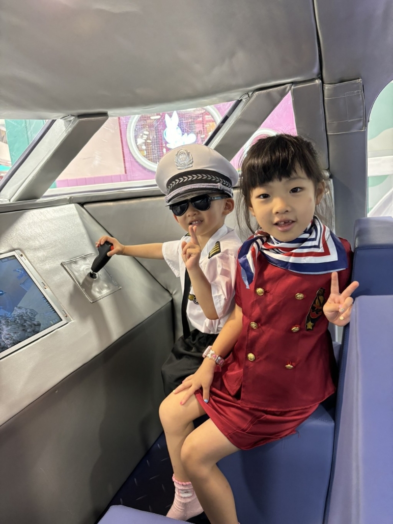 在playhouse扮演飛機(jī)師和空中小姐