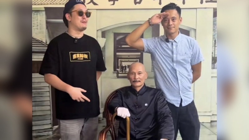 蔣介石曾孫蔣友青（右）回浙江“認(rèn)祖歸宗”，與蔣介石扮演者合照。