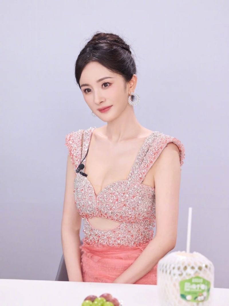 楊冪現(xiàn)身代言活動(dòng)，一身粉紅色低胸亮片長(zhǎng)裙盡現(xiàn)完美身材
