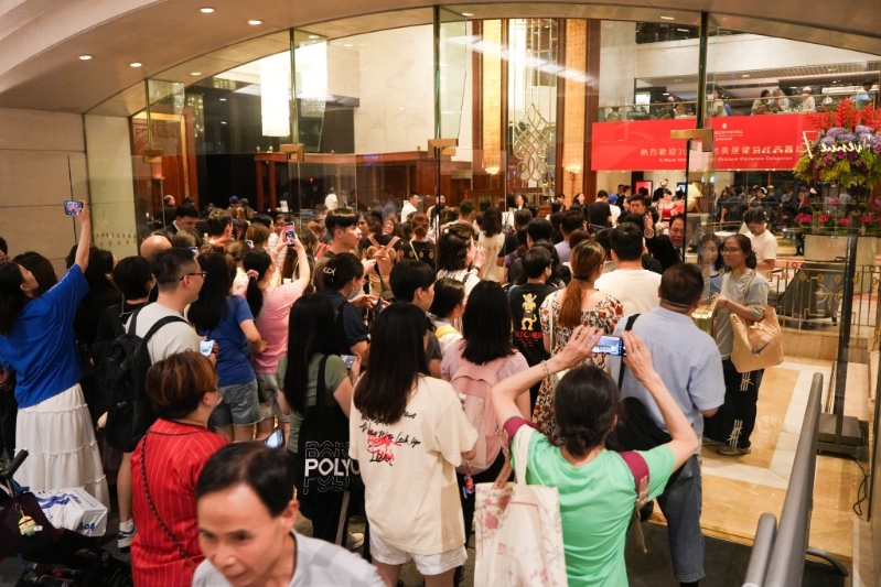 大批支持者在酒店外等候，希望見運(yùn)動員一面。