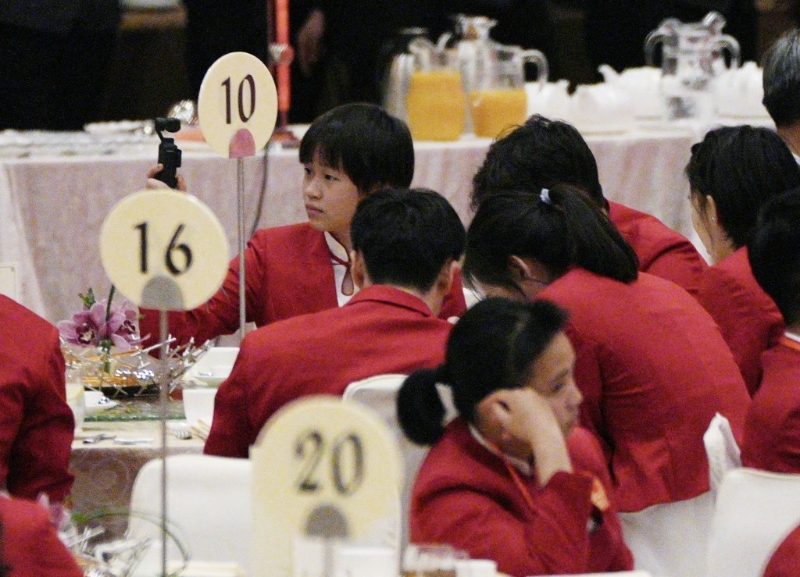 全紅嬋拿著相機自拍。