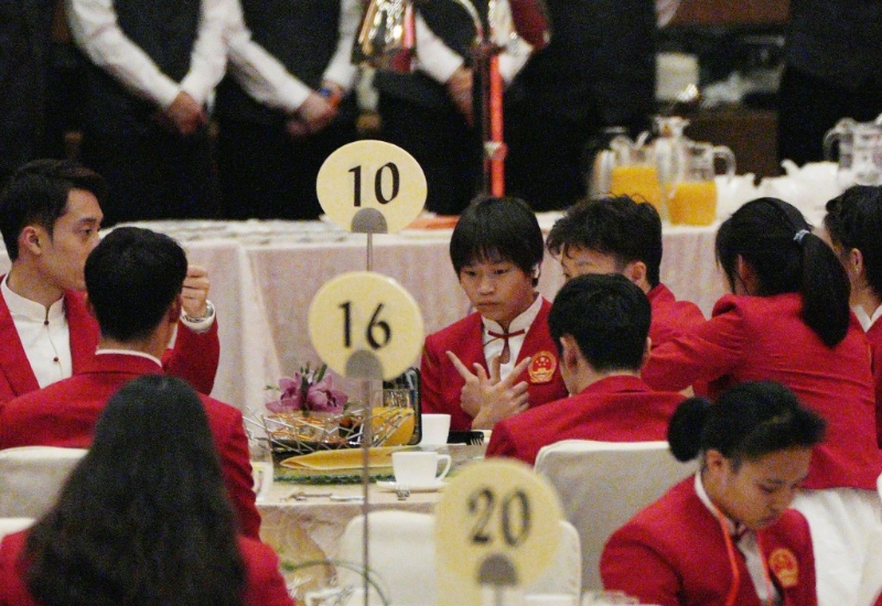 全紅嬋擺甫士與隊友玩自拍。